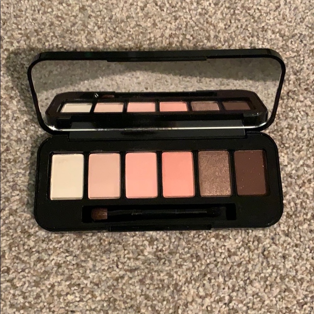 Buxom White Russian palette